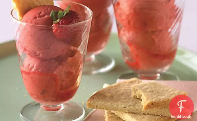 Frisches Erdbeersorbet mit Shortbread Cookies