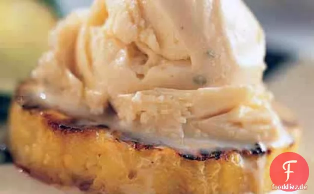 Pfefferkorn-Eis mit Rum-glasierter Ananas