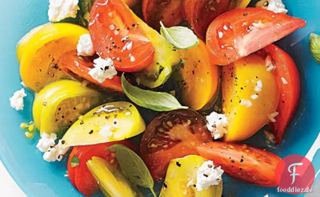 Tomatensalat mit Ziegenkäse und Basilikum