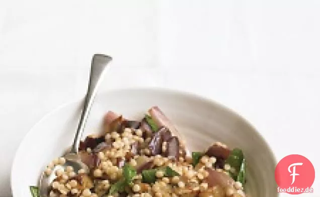 Auberginensalat mit israelischem Couscous und Basilikum