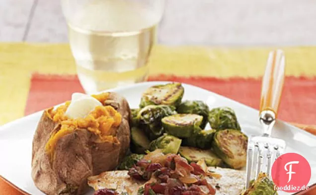 Gebratene Truthahnkoteletts mit Cranberry-karamellisierter Zwiebelsalsa