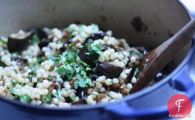 Gebratene Auberginen Und Israelischer Couscous-Salat