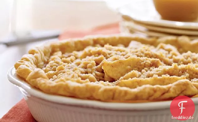 Birnenkuchen mit Streusel-Topping und Karamellsauce