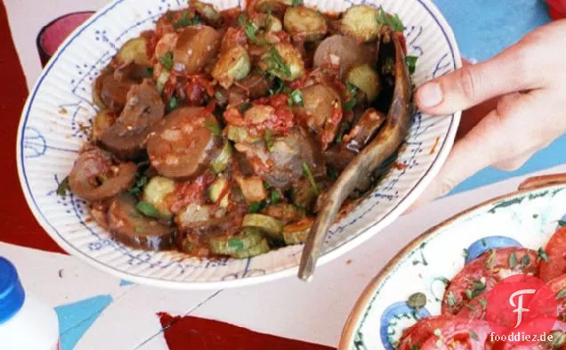 Aubergine Und Zucchini In Tomaten-Knoblauch-Sauce
