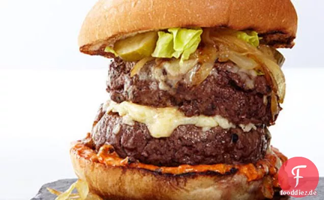 Doppelte Cheeseburger mit karamellisierten Zwiebeln