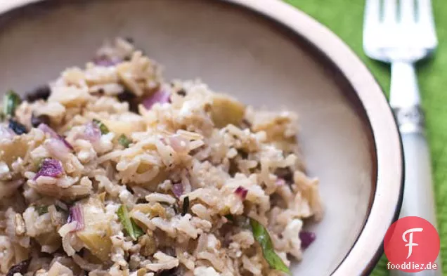 Gebratene Auberginen und brauner Reissalat