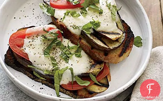 Gegrillte Auberginen-Sandwiches mit offenem Gesicht