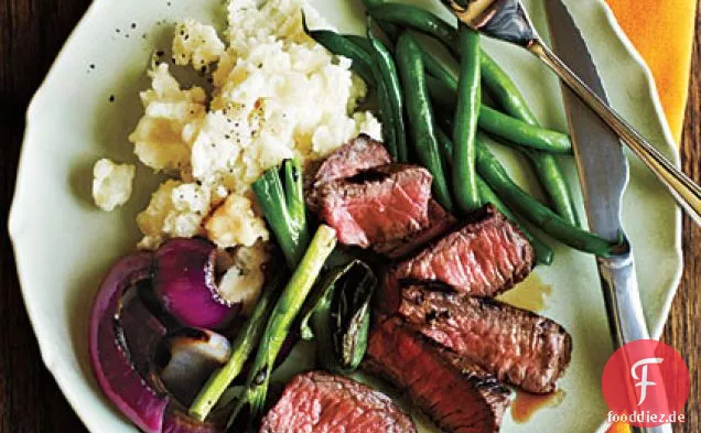 Gegrilltes Steak mit Zwiebeln und Schalotten