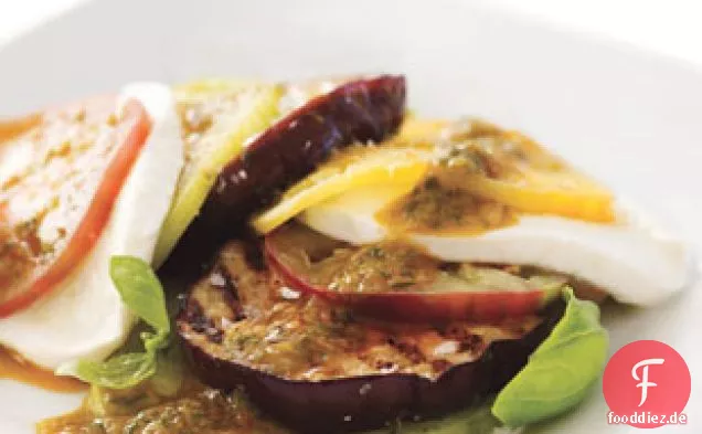 Auberginen-Caprese mit gegrillter Tomaten-Basilikum-Vinaigrette