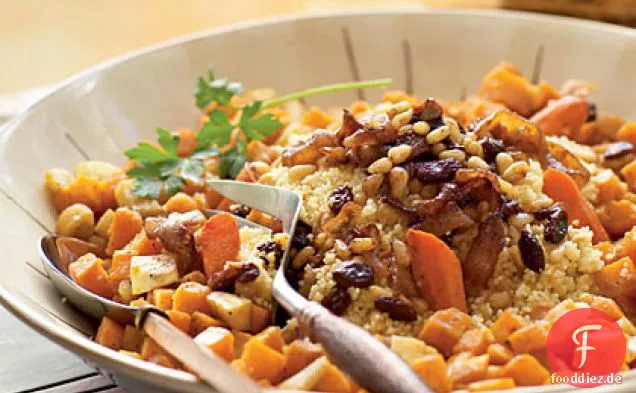 Gebratener Gemüse-Couscous mit Kichererbsen und Zwiebel–Kiefern-Nuss-Topping (Al Cuscus bil Khodar al-mausim)