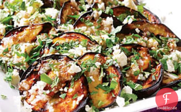 Gegrillte Auberginen mit Knoblauch-Kreuzkümmel-Vinaigrette mit Feta & Kräutern