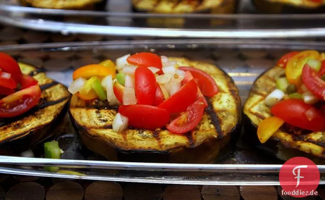 Gegrillte Auberginen mit Caponata Salsa