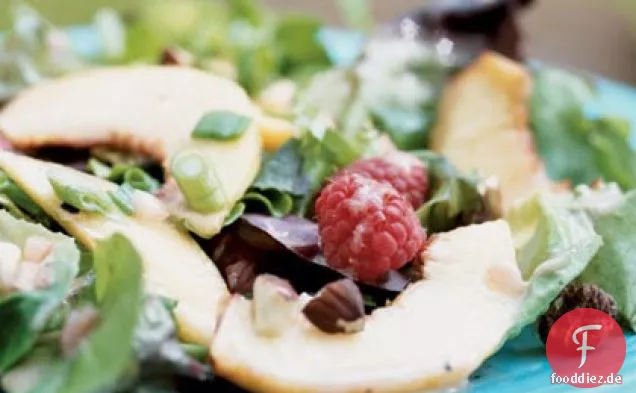Pfirsiche und gemischter Grünsalat