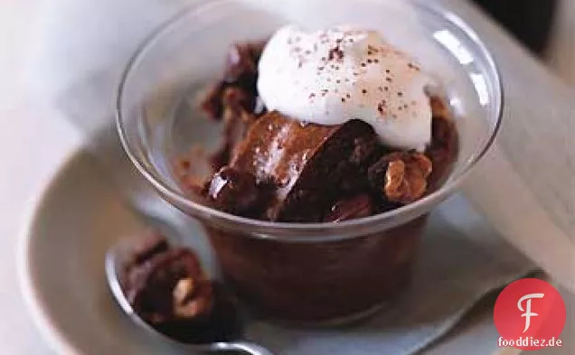 Schokoladenbrotpudding mit Walnüssen und Schokoladenstückchen