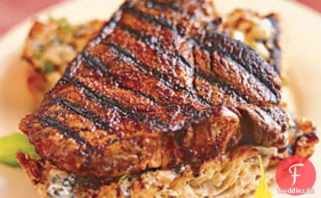Chipotle-geriebene Steaks mit Gorgonzola-Toast