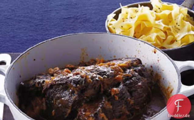Weingeschmort und mit Zwiebeln gebraten