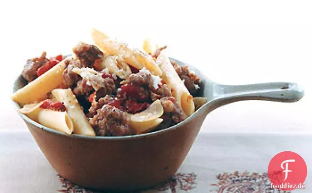 Penne mit Wurst und Tomatensauce