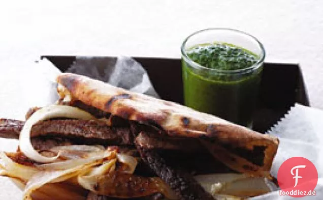 Gewürztes Rindfleisch und Zwiebel Pitas mit Petersiliensauce