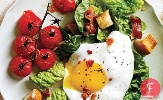 BLT Salat mit Eiern Sunny Side Up