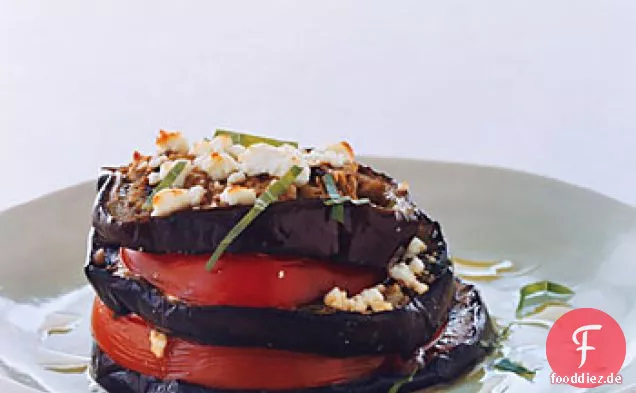Gegrillte Auberginen-Stacks mit Tomaten und Feta