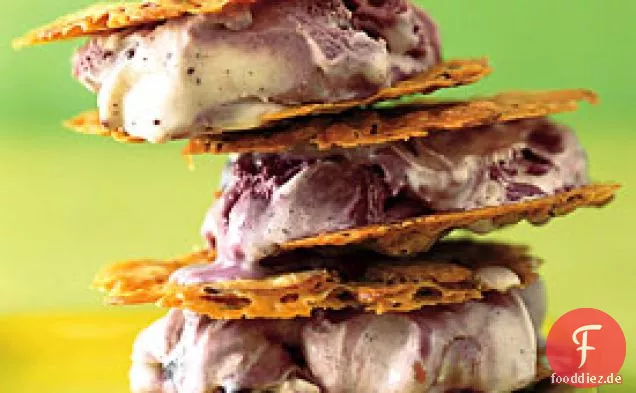 Mandel Florentine und Schwarze Himbeere Chip Eis Sandwiches