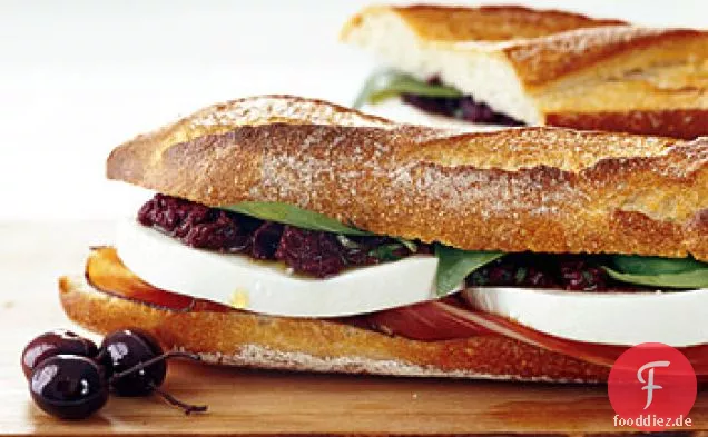 Mozzarella und Prosciutto-Sandwiches mit Tapenade