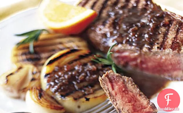 Gegrilltes Steak und Zwiebeln mit Rosmarin-Balsamico-Buttersauce