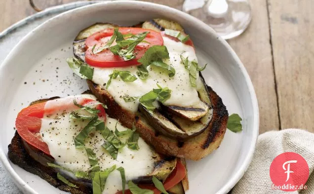 Gegrillte Auberginen-Sandwiches mit offenem Gesicht