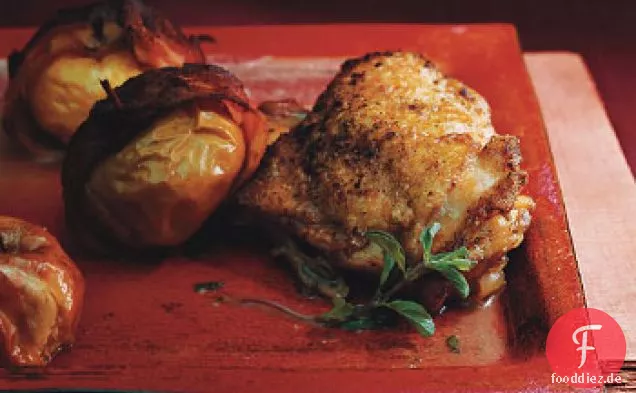 Gebackenes Huhn und Speck eingewickelte Lady Äpfel