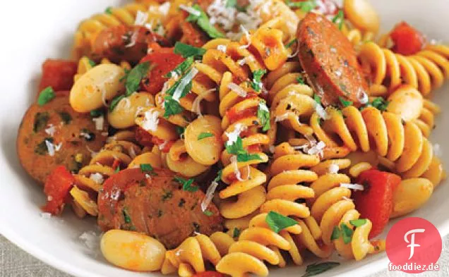 Wurst, Tomaten, weiße Bohnen und Korkenzieher Pasta Toss