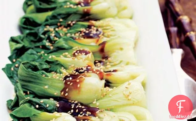 Pan-gedämpfte asiatische Grüns mit Shiitake-Sauce
