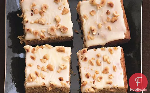 Ingwer-Squash-Kuchen mit weißer Schokoladenglasur