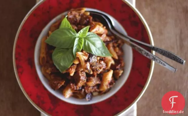 Italienischer Seitan, geröstete Auberginen, Zucchini, Knoblauch & Basilikum Penne