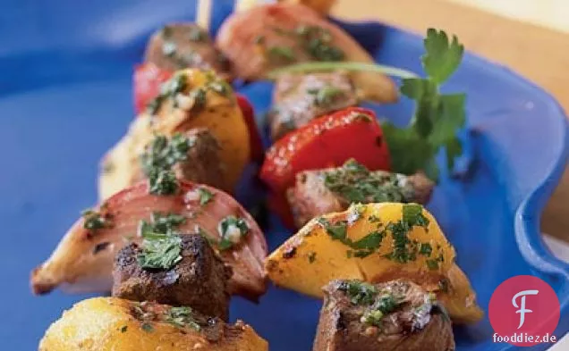 Gegrillte Lendenspieße mit Pfirsichen und Paprika