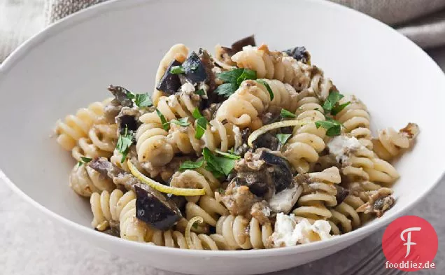 Fusilli mit gerösteten Auberginen und Ziegenkäse