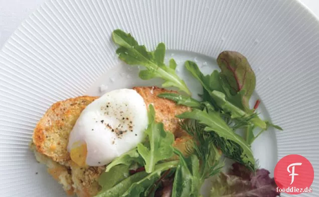 Herzhafter Parmesan und Perdu mit pochierten Eiern und Gemüse
