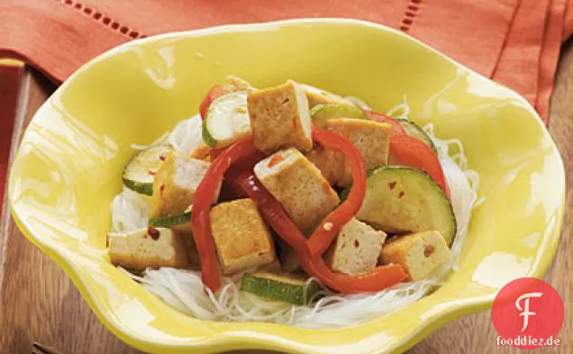 Sautiertes Gemüse und würziger Tofu