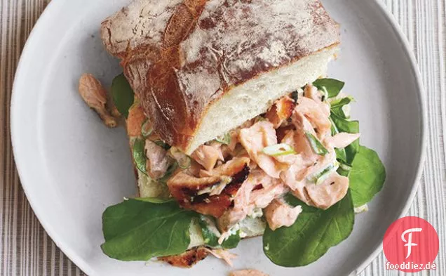 Lachs-Salat-Sandwiches auf Ciabatta
