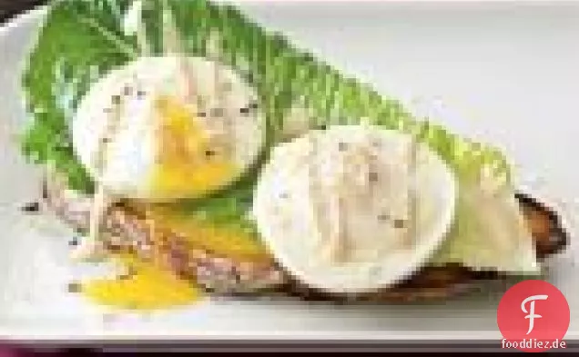 Caesar Salat mit pochierten Eiern
