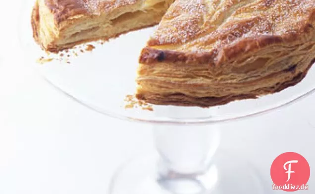 Blätterteig-Torte mit Mandelcreme gefüllt