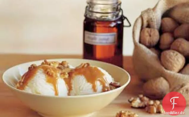 Vanilleeis mit Ahorn-Walnuss-Sauce