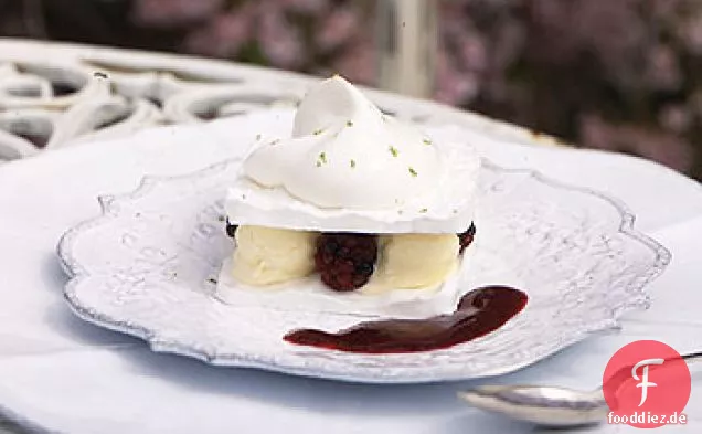 Baiser Napoleons mit Limetten-Eis und Brombeeren