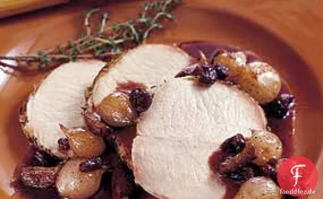 Gesalzene Schweinelende mit Zwiebeln, Rosinen und Knoblauchkompott