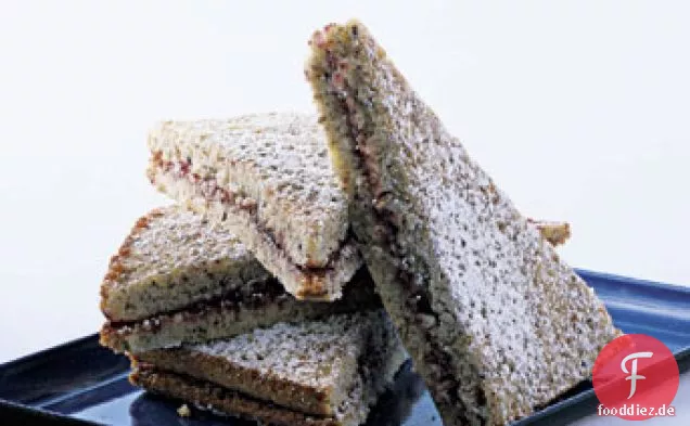 Haselnuss-Torte mit Himbeermarmelade