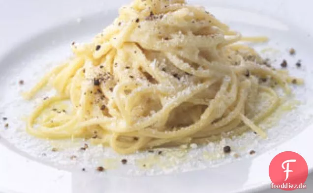Spaghetti mit Pecorino Romano und schwarzem Pfeffer