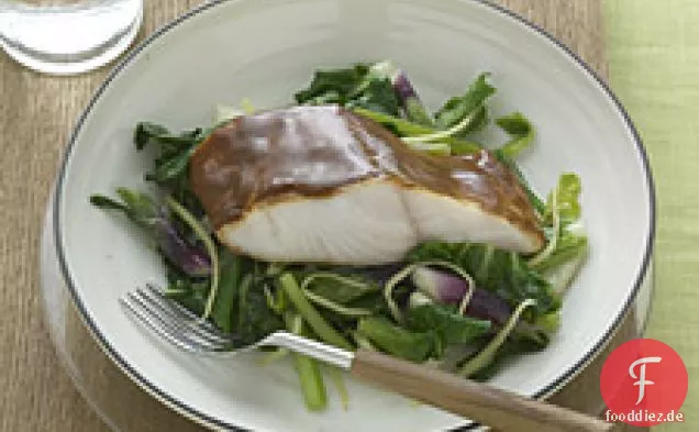 Hoisin-glasierter schwarzer Kabeljau mit Bok Choy