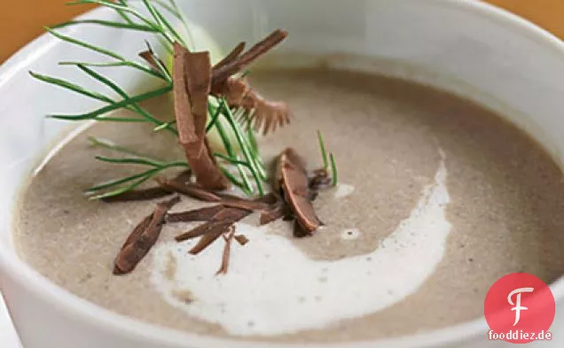 Pilzsuppe mit geröstetem Brot