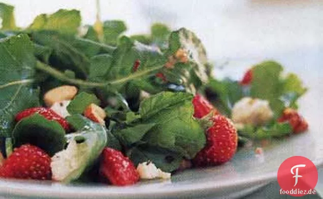 Erdbeer-Rucola-Salat mit Haselnussdressing