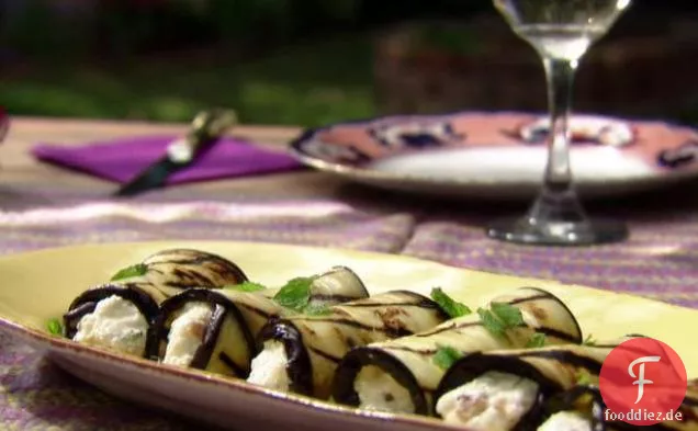 Auberginenröllchen mit Ricotta, Walnüssen und Minze
