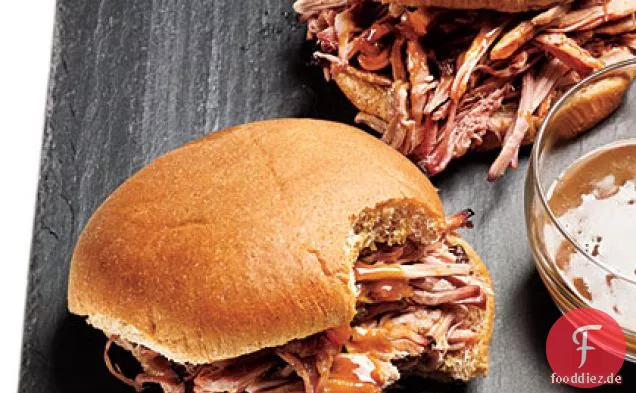 Pulled Pork Sandwiches mit Senfsauce